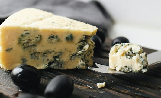Gorgonzola e Vinho: Como Harmonizar Esse Queijo Azul com Estilo